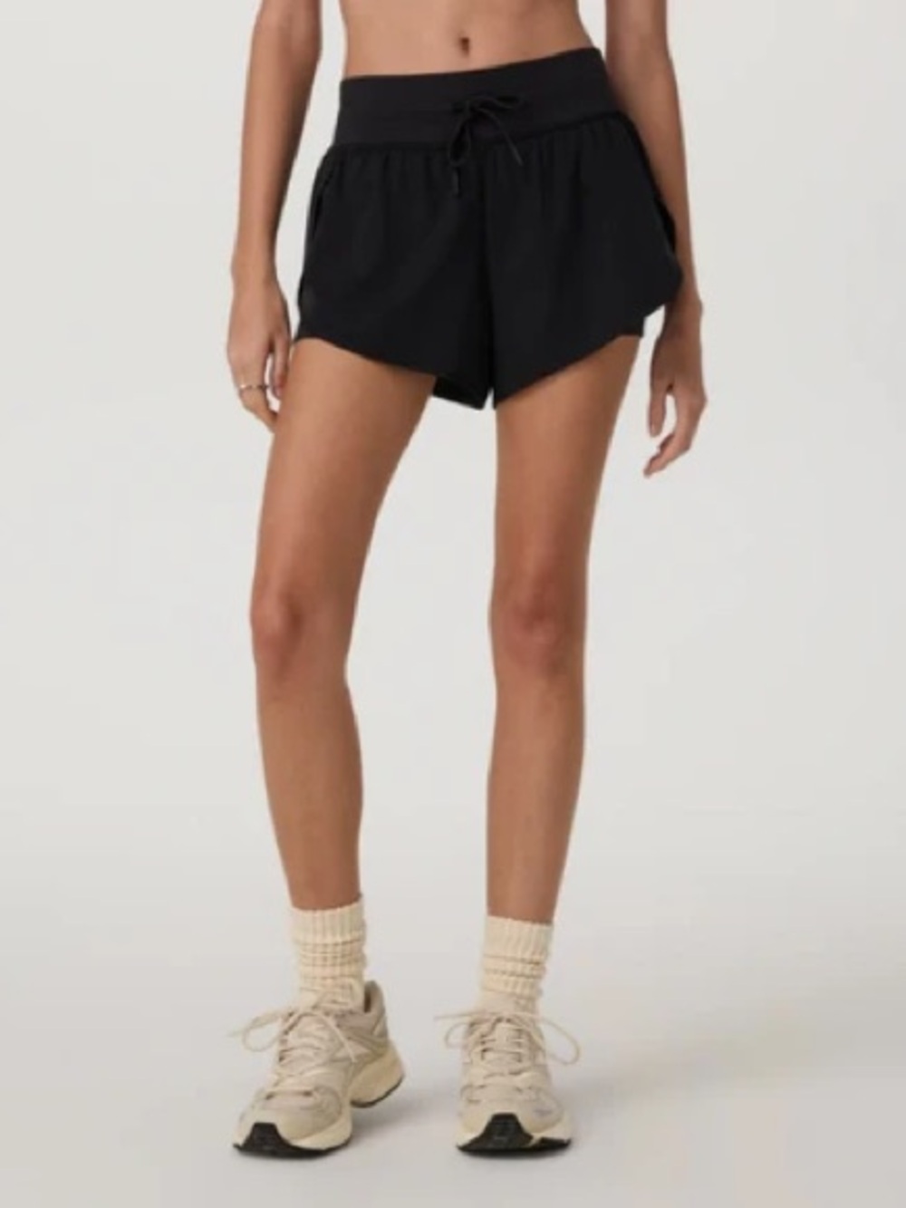 NWT Vuori Women's Daily Speed 2.5" Short Black Womens Size L